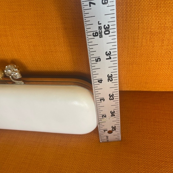 VINTAGE BLACK/WHITE TWIN Skull Clasp Clutch - Picture 5 of 16